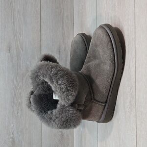 Ugg Australia Women 5803 Ankle Botton Leather Sheepskin Boots shoes sz 7